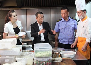 西峰區(qū)筑牢餐飲安全防線，全力護航2015年高考學(xué)子
